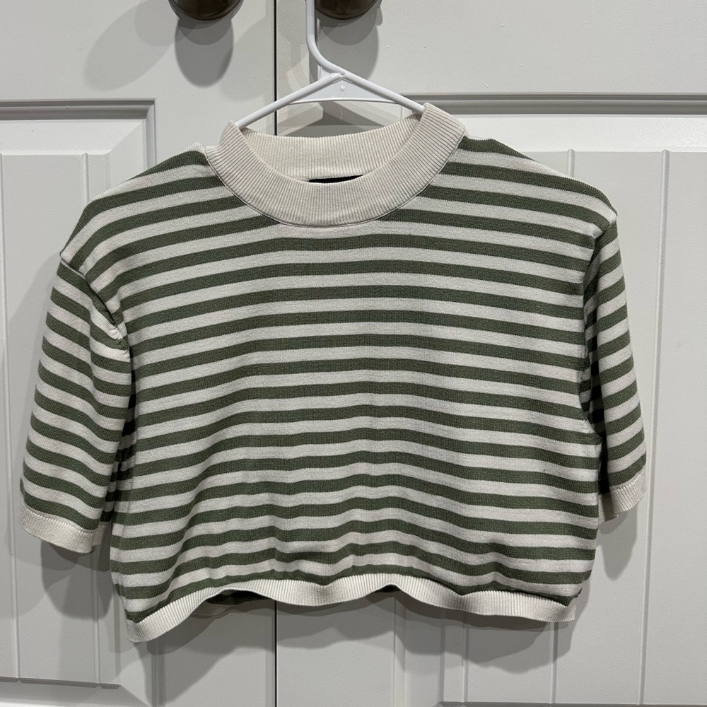 cute crop light green shirt! 
only have worn a handful of times !!